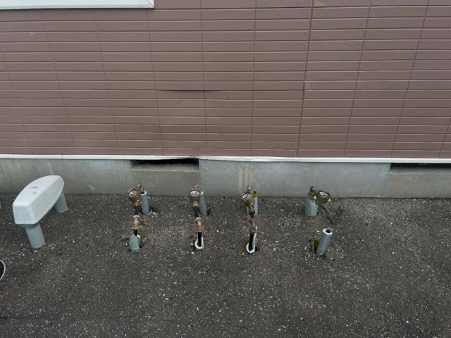 こんにちは！
先日、車がぶつかったことにより破損した地上式メーターボックスの交換取替を行いました。  #大野城 
#大野城市 
#水道工事 
#設備屋 
#管工事 
#水道施設工事 
#水漏れ修理 
#縁の下の力持ち 
#採用 
#高卒採用 
#新卒採用
#若手募集 
#リクルート 
#採用活動 
#新卒 #高卒 #大卒
#recruit 
#積極採用 
#福岡求人
#スキルアップ 
#アットホーム 
#地域密着 
#福岡 #fukuoka
#丸藤産業